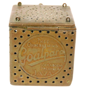 Lot 288 - Small Vintage Brass pierced Tea Infuser or Brewer - marked 'Thee Onder