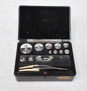 Lot 46 - Vintage Griffin & Tatlock Bakelite Cased Microid Metric Weight Set