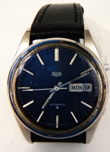 Lot 267 - Vintage Mens Seiko 5 Automatic Watch - Blue face, day date visible, m
