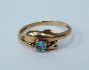 Lot 275 - 9ct Gold Dolphin Ring with central blue topaz 13g TW