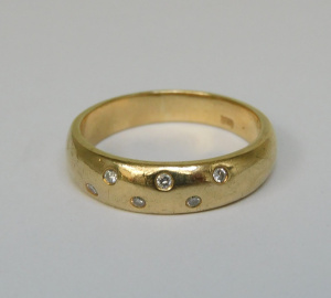 Lot 281 - 9ct Gold Band Ring set with six small diamonds 32g TW