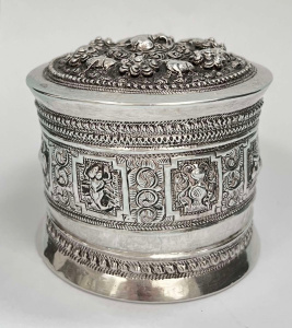 Lot 282 - Ornate Vintage Burmese repousse Silver Box - approx 7cms H