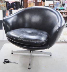 Lot 7 - Retro 1960-70s Black Vinyl Swivel Pod Chair in the style of Overman - al