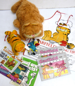 Lot 36 - Box lot - Garfield related items inc, large & smaller plush toys, O