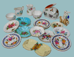 Lot 172 - Group lot of pretty china inc Floral pin dishes - Royal Albert, Aynsle