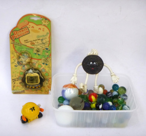 Lot 275 - Small Box Lot Vintage Items - incl Wind Up Pacman, Bendy Oreo Figure,