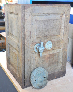 Lot 31 - Vintage heavy Cast Iron Safe - smaller sized, w Hand Holding Rod handle