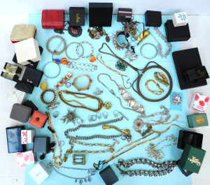 Lot 122 - Group lot of costume Jewellery & Jewellery boxes inc Metal chunky