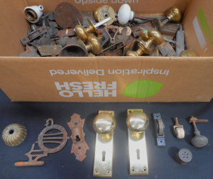 Lot 123 - Box assorted Brass items, incl Doorknobs, Casters, hinges, locks, etc