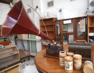 Lot 153 - Edison Cylinder Phonograph player with horn and 6 x Cylinders in worki