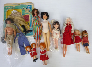 Lot 237 - Box lot of Vintage 1960s + Dolls inc, Tina Cassini, Barbie - Tutti &am