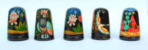 Lot 267 - 5 x Vintage Russian Lacquer Ware Thimbles - Hand painted - with text t