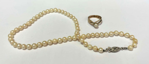 Lot 292 - 14K gold pearl ring with short strand cultured pearls, silver clasp