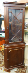 Lot 10 - Vintage 1980s Chippendale style corner cabinet - Lattice work glass top