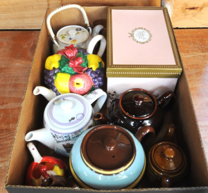 Lot 33 - Box lot of Assorted Ceramic teapots incl Sadler, Novelty Teapots, Boxed