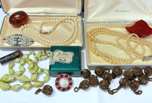 Lot 58 - Group vintage jewellery etc 2 x boxed pearl necklaces, Lourdes souvenir