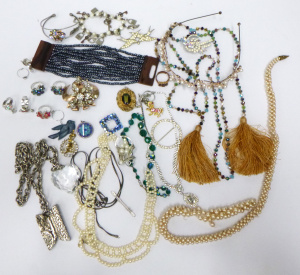 Lot 234 - Small lot of Bling Costume Jewellery inc, brooches, rings, necklaces,