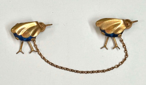 Lot 286 - 1930s gilt double Brooch, pair birds joined with chain - blue glass bo