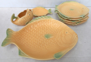 Lot 310 - 1930s Shorter Fish-shaped 10-piece Cream & Green Serving Set incl