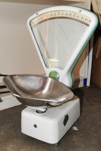 Lot 47 - Vintage Avery 4lb Kitchen Scales w White Enamelled finish with Green Tr