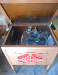 Lot 127 - Vintage c1920sPlayola Maples Gramophone Player in Cabinet with spare n
