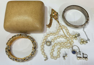 Lot 133 - Group jewellery - Silver pawa ring, silver double pearl earrings, diam