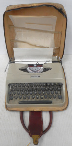 Lot 172 - Vintage Underwood 18 Portable Typewriter with original case