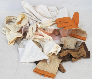 Lot 191 - Small Lot of Vintage Ladies Gloves & Napery