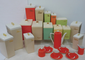 Lot 193 - Group lot of Retro Kitchenalia inc 3 Sets of Graduating Cannisters - 2
