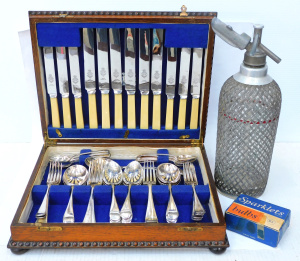 Lot 225 - 2 pces vintage inc Wooden Canteen Viners Ltd Cutlery for 6 - knives wi