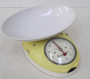 Lot 278 - Vintage Waymaster 10lb by 1oz Kitchen Scales w Original Plastic Tray -