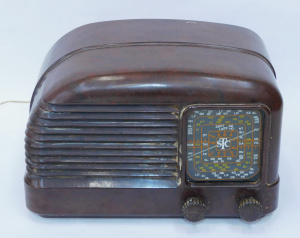 Lot 294 - Art Deco STC Mottle Brown Bakelite Radio Model D141
