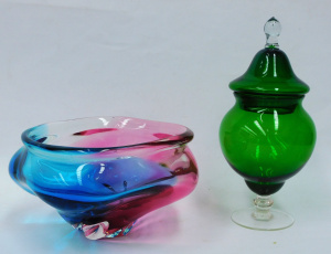 Lot 349 - 2 pces vintage glass inc Mid Century Iwatsu Japan Pink & Blue Bowl
