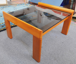 Lot 189 - Retro 1970 80s Fler Australian Side Lamp table - light stained styli