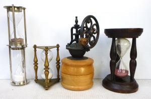 Lot 269 - Group lot - 4 x large Hour Glass Timers incl Brass & Wooden + 2 x