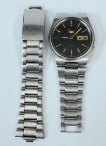 Lot 281 - Vintage Mens Seiko 5 automatic watch - Day & Date visible - Serial