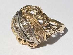 Lot 300 - 14ct yellow Gold dress ring with 10 small old mine cut Diamonds set in