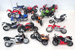 Lot 39 - Approx 14 model Motor bikes - mainly Maisto road & dirt, Harley, Su