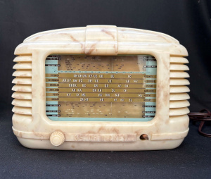 Lot 222 - 1930s white mottled Astor Mickey bakelite Radio - DL 326 - nob missing