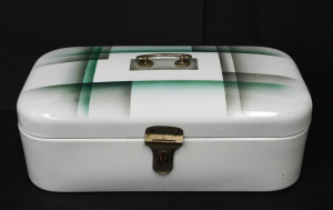 Lot 14 - Mid Century Large German Siegwerk Enamel lunch box - Green shaded check Lot 14 - Mid Century Large German Siegwerk Enamel lunch box - Green shaded check