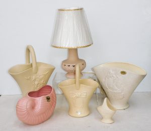 Lot 90 - Group lot of vintage Australian Pottery inc textured Mayfair Vase , Lan Lot 90 - Group lot of vintage Australian Pottery inc textured Mayfair Vase , Lan