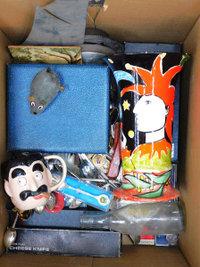 Lot 104 - Box lot - Mixed items - Heaps Cutlery, Souvenir spoons, 1990 signed h Lot 104 - Box lot - Mixed items - Heaps Cutlery, Souvenir spoons, 1990 signed h
