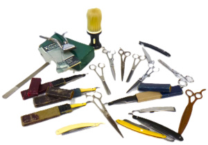 Lot 133 - Small Box Lot - assorted Vintage Items inc, shaving razors, scissors, Lot 133 - Small Box Lot - assorted Vintage Items inc, shaving razors, scissors,