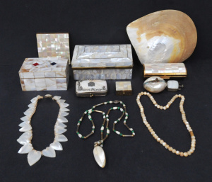 Lot 156 - Group lot of vintage Mother of Pearl items inc Coin purse (af Back), n Lot 156 - Group lot of vintage Mother of Pearl items inc Coin purse (af Back), n