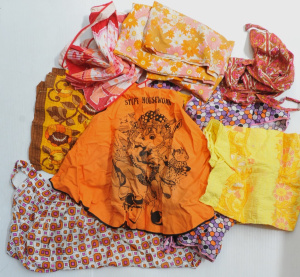 Lot 162 - Box lot of colourful Retro 60s-70s Aprons, Smocks & Assorted Table Lot 162 - Box lot of colourful Retro 60s-70s Aprons, Smocks & Assorted Table