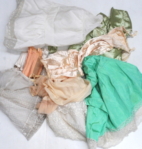 Lot 167 - Box lot - Vintage Ladies Sleepwear, undergarments, etc - Stiffened Pet Lot 167 - Box lot - Vintage Ladies Sleepwear, undergarments, etc - Stiffened Pet