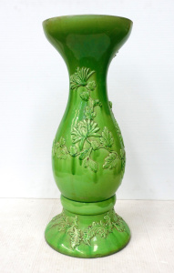 Lot 210 - Vintage Unmarked Art Pottery Pedestal with Green Majolica Glaze and Fl Lot 210 - Vintage Unmarked Art Pottery Pedestal with Green Majolica Glaze and Fl