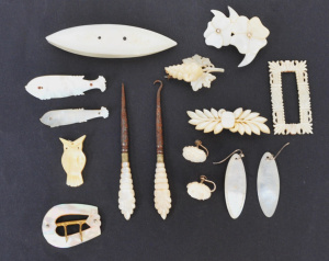 Lot 259 - Group lot vintage carved Mother of Pearl items inc Brooches - Fish, Ow Lot 259 - Group lot vintage carved Mother of Pearl items inc Brooches - Fish, Ow