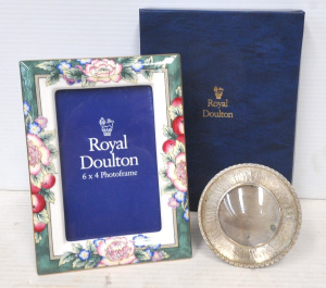 Lot 277 - 2 x Photo frames inc 925 Sterling silver circular frame 9 5cm H & Lot 277 - 2 x Photo frames inc 925 Sterling silver circular frame 9 5cm H &