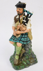 Lot 303 - Vintage Royal Doulton Character figure - The Piper HN 2907 (1980-1992) Lot 303 - Vintage Royal Doulton Character figure - The Piper HN 2907 (1980-1992)
